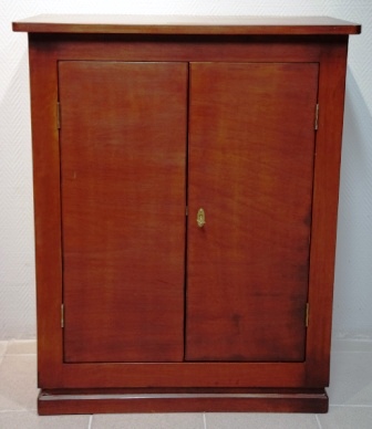 Cabinet in mahogany from M/S Hohenfels "Hansa" Bremen. Double door, 3 detachable shelves/5 compartments. 