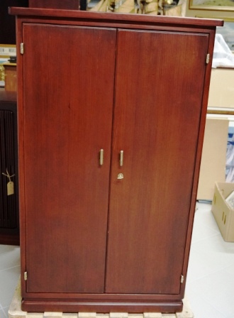Cabinet in mahogany from the Italian liner M/N G. Donizetti. Double door, 2 detachable shelves/3 compartments. 
