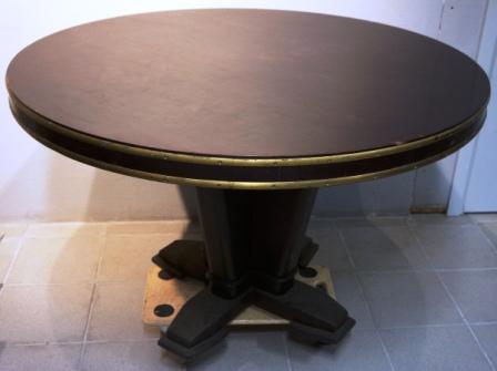 Round table in mahogany and brass. From the Italian liner M/N Rossini. Untouched/unrestored condition. 