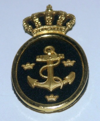 20th century gilt metal badge from the Royal Swedish Navy. 