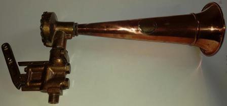 20th century horn made of brass and copper. Marked 5255. 