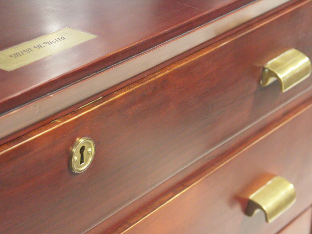 Chest of five drawers in mahogany and brass from the Italian ship M/N A. Volta.
