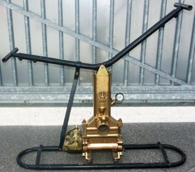 20th century portable and adjustable brass bilge and fire-extinguisher pump with black-painted metal handles and base. Made by Sigmund Pumps Ltd. 