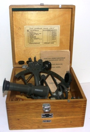 1966 sextant from the former Soviet Union. No 6404/CHO-M. Last examined and corrected in 1969. Magnifier to assist scale readings, one telescope and seven sun-filters. Incl original wooden case. 