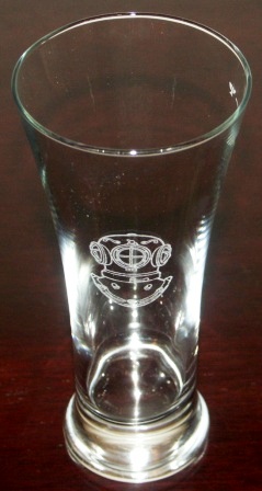 Divers crown-marked half pint beer glass with beautifully engraved traditional hard-hat.