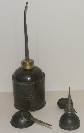 Early 20th century lubricating oil cans made of tin (Axo patent). 