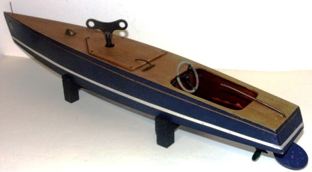 Model: 1930/40 wooden powerboat model, fitted with functional engine. Incl originial key. 