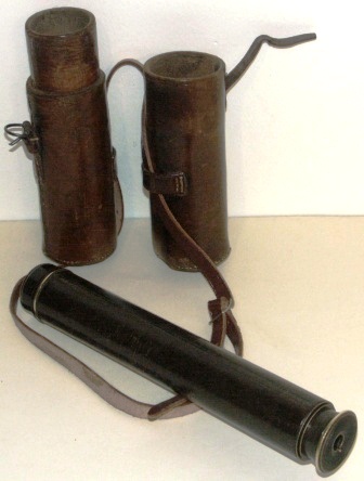 Early 20th century hand-held refracting telescope, made by Ross London, No 21378. With two brass draws and leather bound tube. Incl leather case. 
