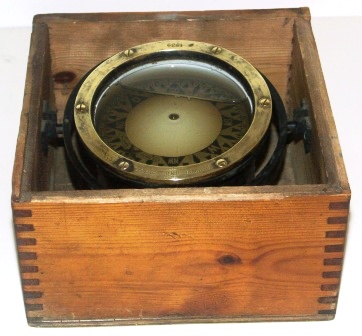 Early 20th century compass in brass made by C.M. Hammar, Gothenburg. Marked 1939. Mounted in gimbal, in original wooden box (excl lid).