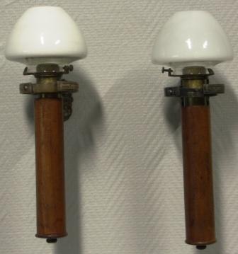 A pair of sconces for candles, mounted in gimbals. Mahogany, brass and metal. Made by Pascall Atkey & Sons. Age: ca 1900. 