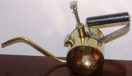 Early 20th century brass lubricating oil can. No 30. Manufactured by Optimus Sweden.