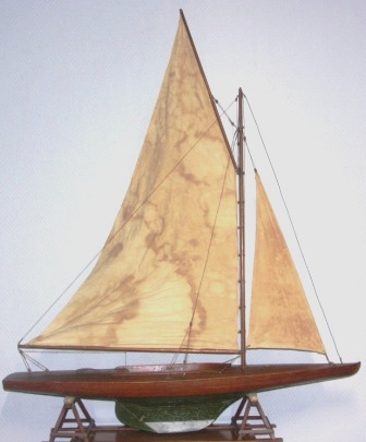 Early 20th century built pond yacht model. 