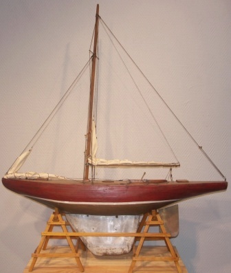 Late 19th century built pond yacht model FAIDA. 