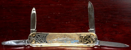 Four-bladed pocket knife from the Swedish American Line (SAL) with the Swedish Royal Coat of Arms. 