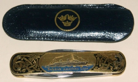 1950’s four-bladed pocket knife from the Swedish American Line (SAL). Decorated with the Royal Swedish Coat of Arms. Stainless. 