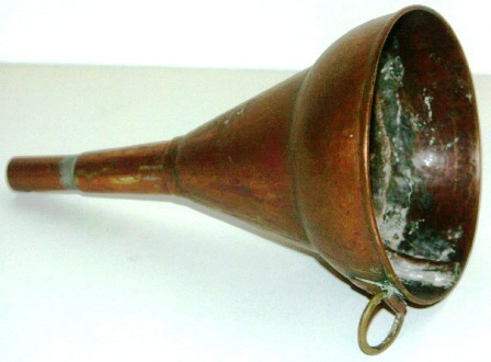 Early 20th century copper lubricating oil funnel. Incl sil.