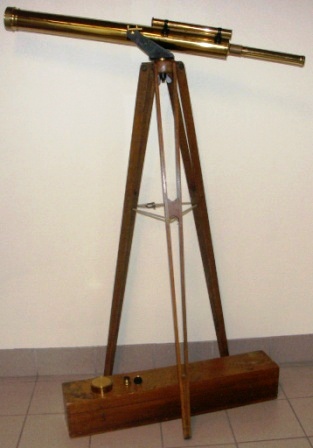 Early 20th century floor-stand telescope, maker unknown. Incl original wooden box. Wooden floor-stand, brass telescope. 
