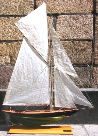 20th century built J-class model depicting the YUM, originally built in 1898 and designed by W. Fife Junior.