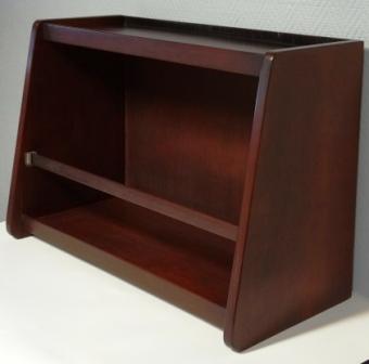 A pair of wall-mounted mahogany (book-)shelves from M/S Bärenstein-Bremen, Norddeutscher Lloyd. Detachable rail. 