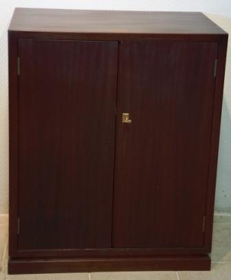 Cabinet in mahogany from the Italian vessel M/C Egnazia. Double door, 1 detachable shelf.