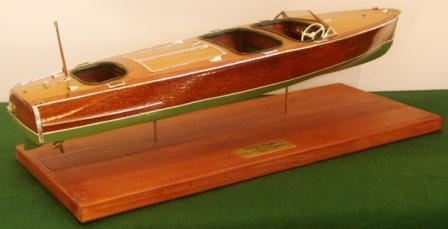 CHRIS-CRAFT (1938). 27 feet, triple cockpit barrelback, scale 1:12.