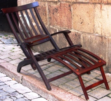 Original folding deck chair from the SAL (Svenska Amerika Linjen). Made in mahogany stained red beech. Adjustable in five different positions. Including detachable tray and folding foot support. Original cushions are also available. 