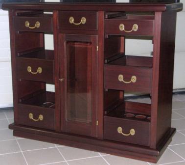 Bar/serving desk in mahogany and with brass fittings from the Italian liner M/N G. Verdi (shipping company Italia). Containing 6 drawers with bottle- and glass holders and support for three glass shelves (glass missing). One lockable door with beveled glass.