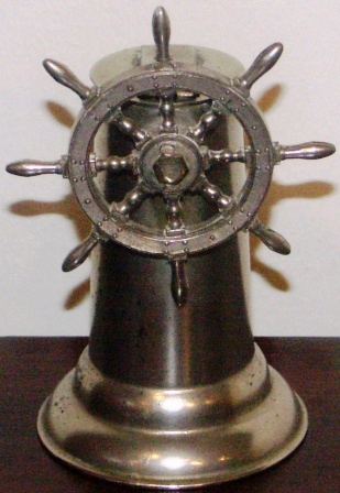 Early 20th century cigarette lighter in metal.