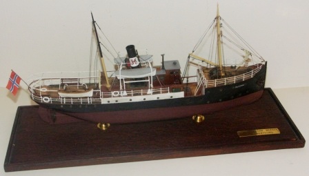 20th century built Norwegian steamship D/S Skjergar of Bergen (c/o Børøysund). Mounted in glass case.