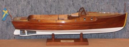 Mid 20th century built mahogany model depicting a 1924 C.G. Pettersson motorboat.