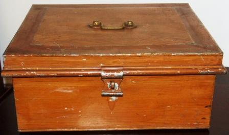 Portable case used for carrying ships documents. From the Norwegian steamship S/S Roland, built 1896 by Christiania Maskinvearksted, Norway. Sheet metal, made to look like wood